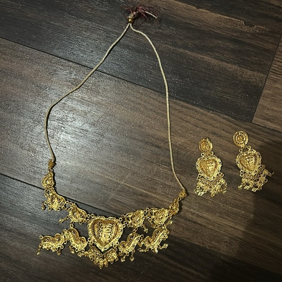 Elegant Gold Necklace Set - Picture 9 of 11